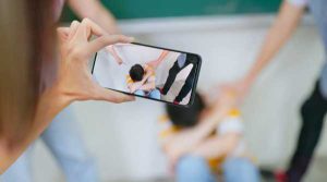 Qué hacer si mi hijo pega a otros niños en el colegio